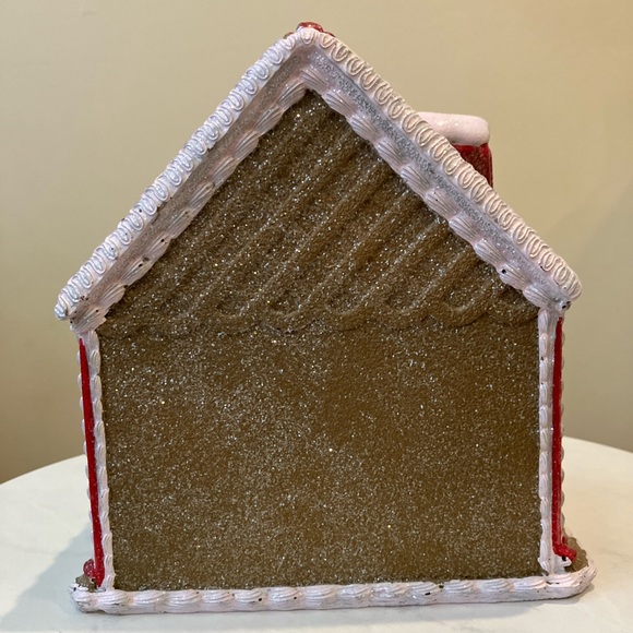 Cupcakes and Cashmere Gingerbread Valentine’s Day House. - Picture 4 of 8